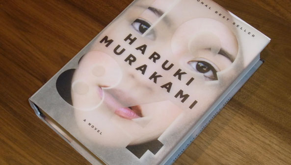La copertina 1Q84 di Haruki Murakami nell'edizione inglese